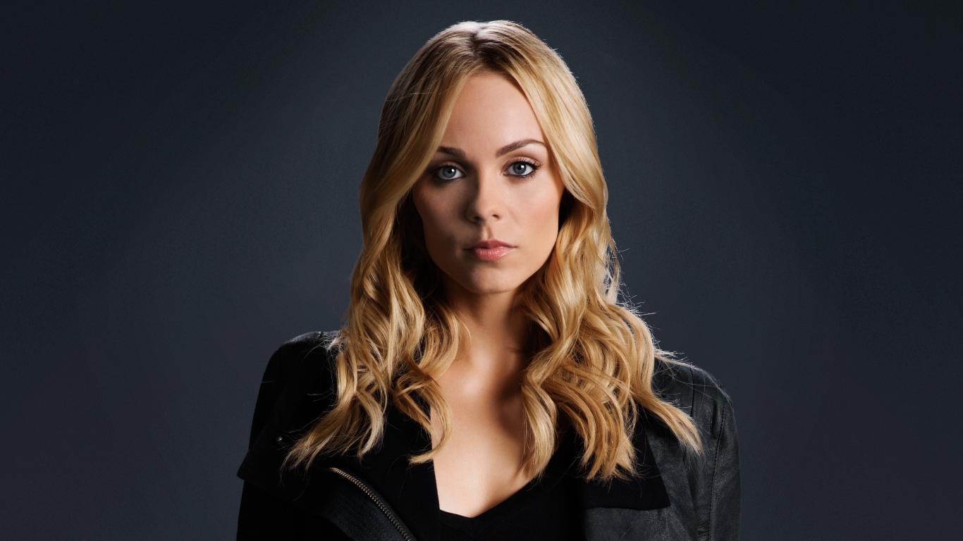 Канадская актриса Лора Вандервурт в черной куртке