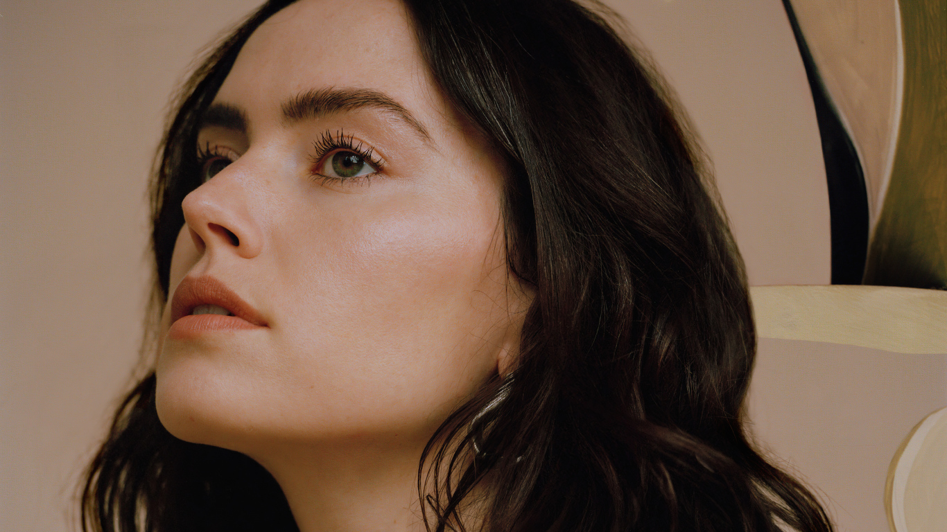 Лицо милой девушки, актрисы Дэйзи Ридли крупным планом