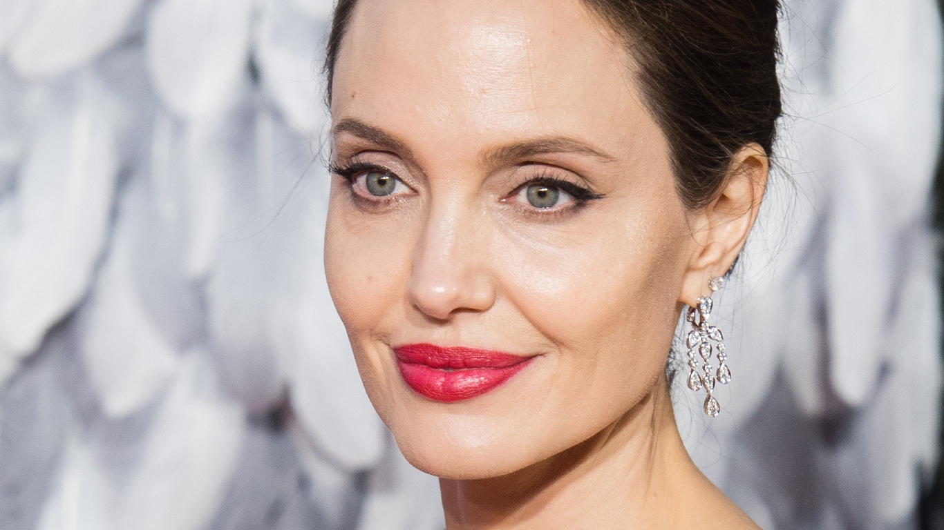 Лицо актрисы Анджелина Джоли крупным планом