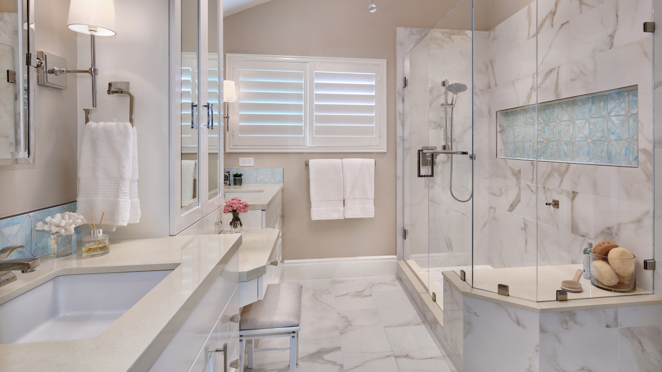 Большая ванная комната с душевой кабиной 