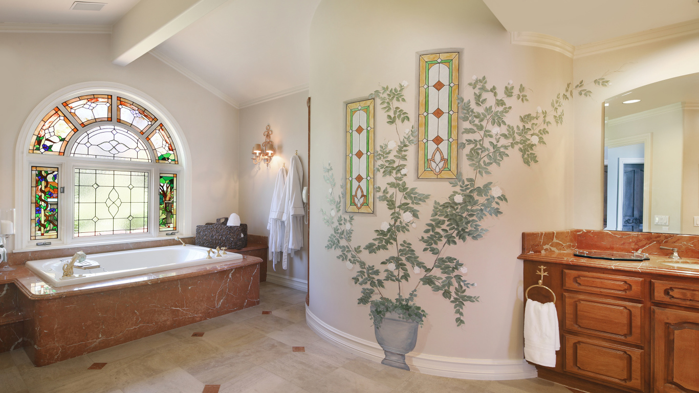 Большая красивая ванная комната с окном с витражами 