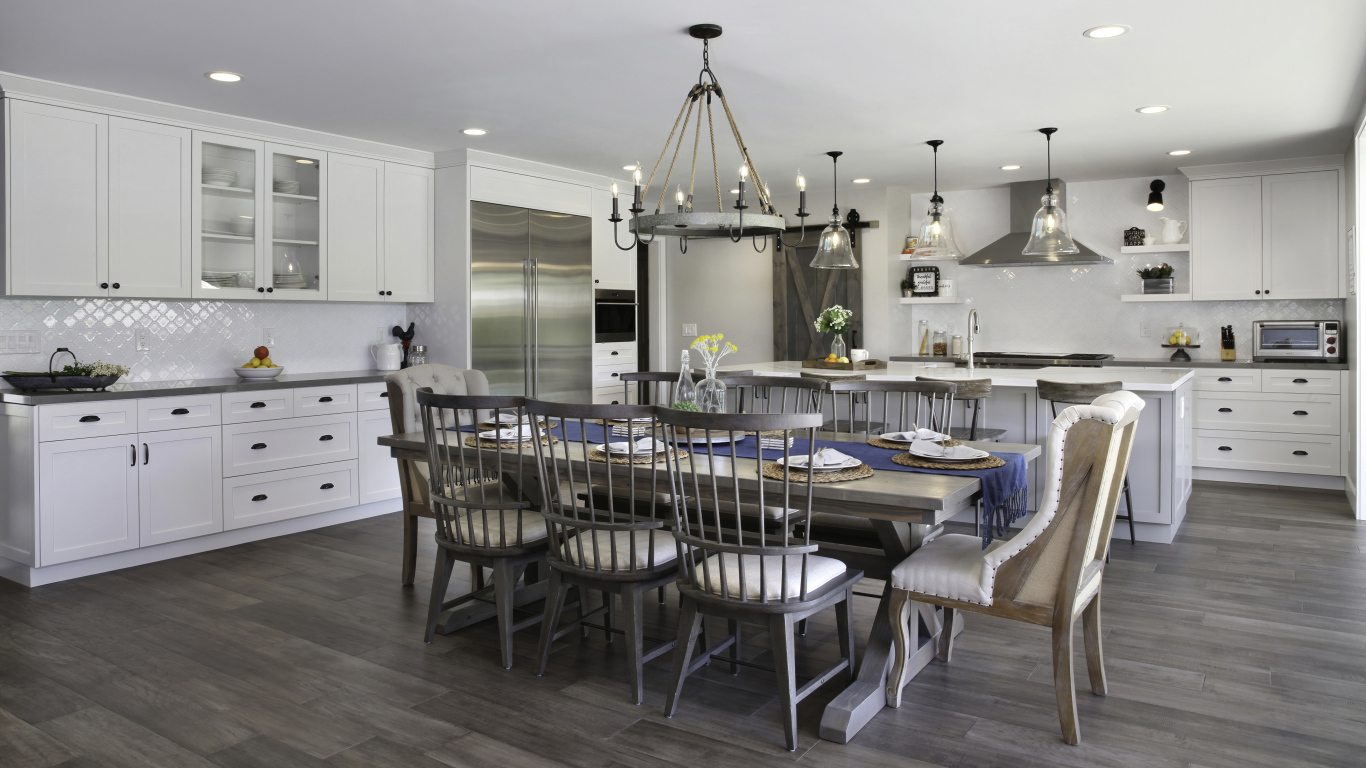 Большой обеденный стол на кухне