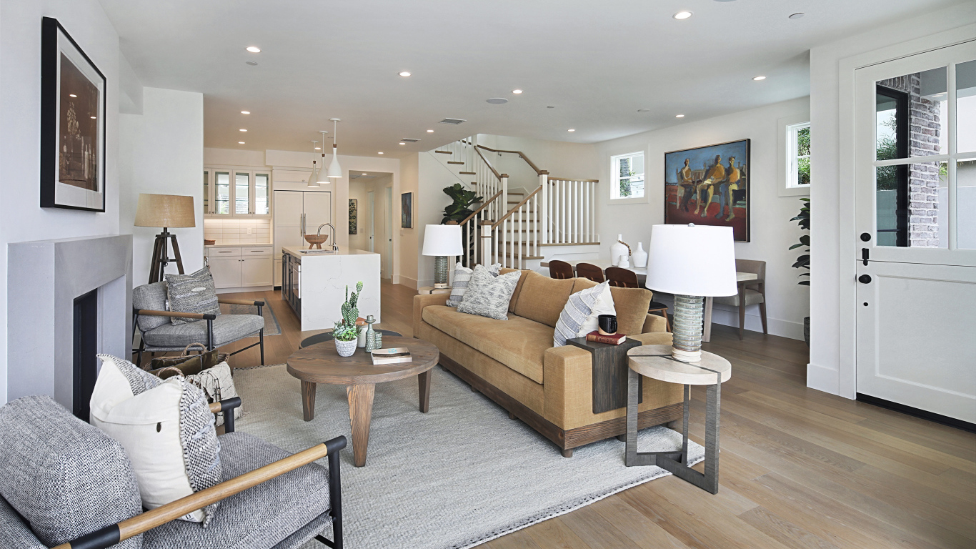 Большая гостевая комната с мебелью и лестницей на второй этаж