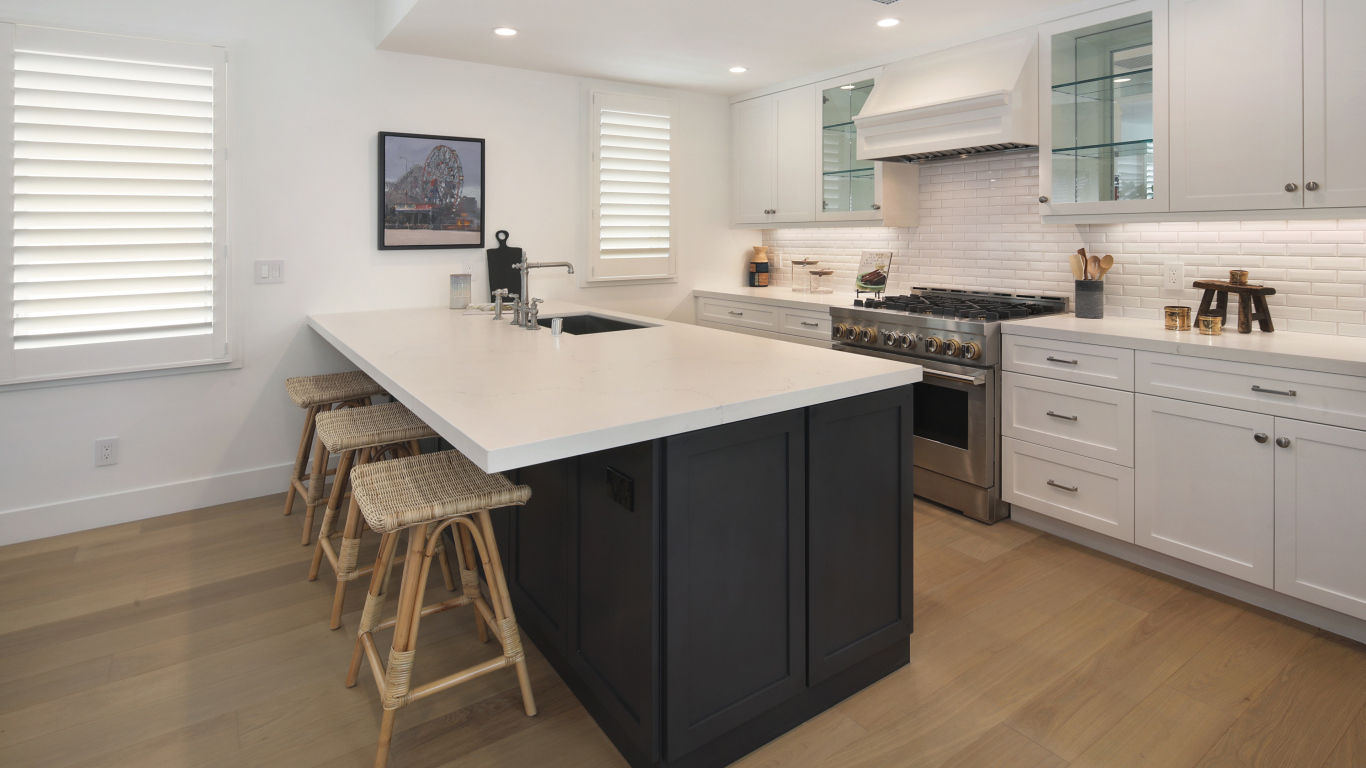 Большой стол со стульями в кухне с белой мебелью 