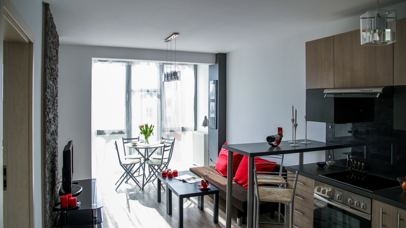 Новая современная кухня с балконом