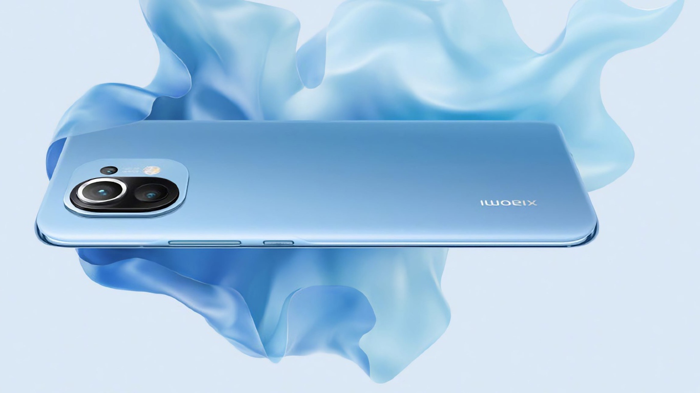 Новый смартфон Xiaomi Mi 11 на белом фоне