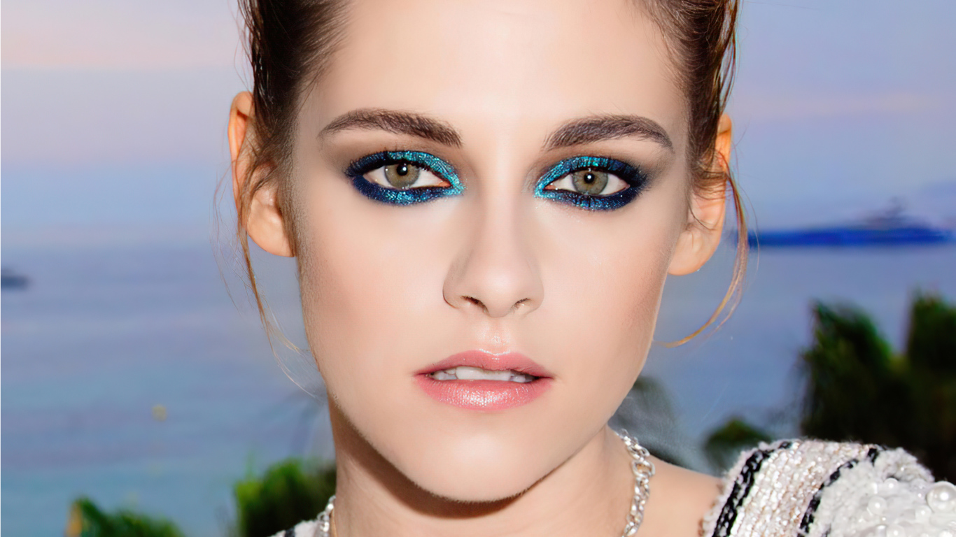 Популярная актриса Кристен Стюарт с накрашенными глазами