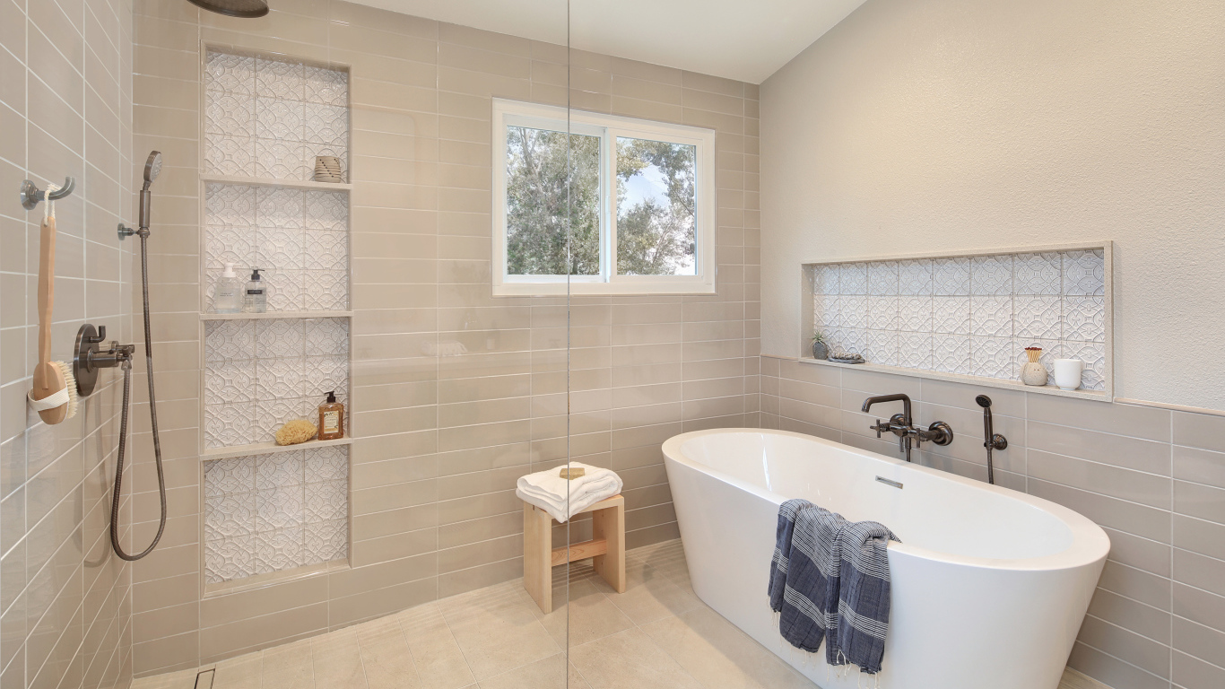 Душевая комната с белой ванной и серыми стенами