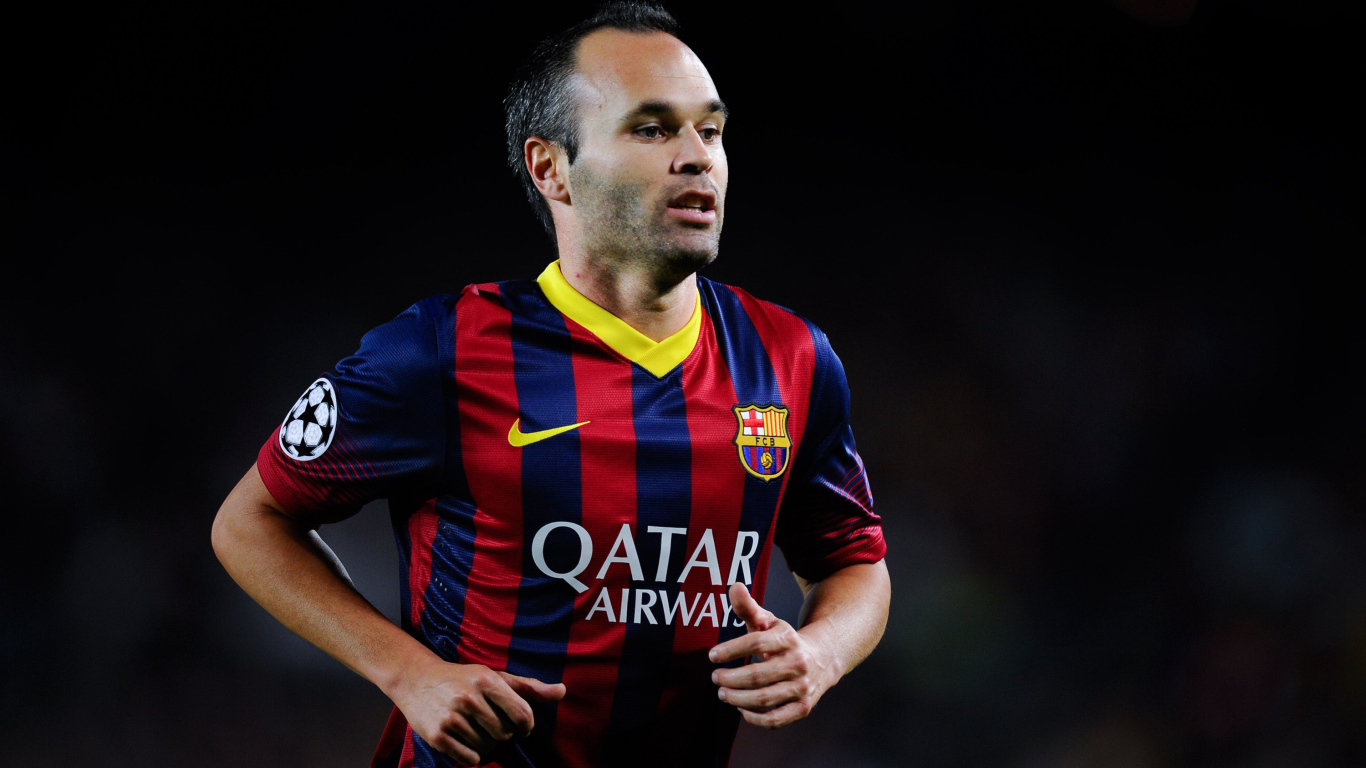 Испанский футболист Андрес Иньеста на поле