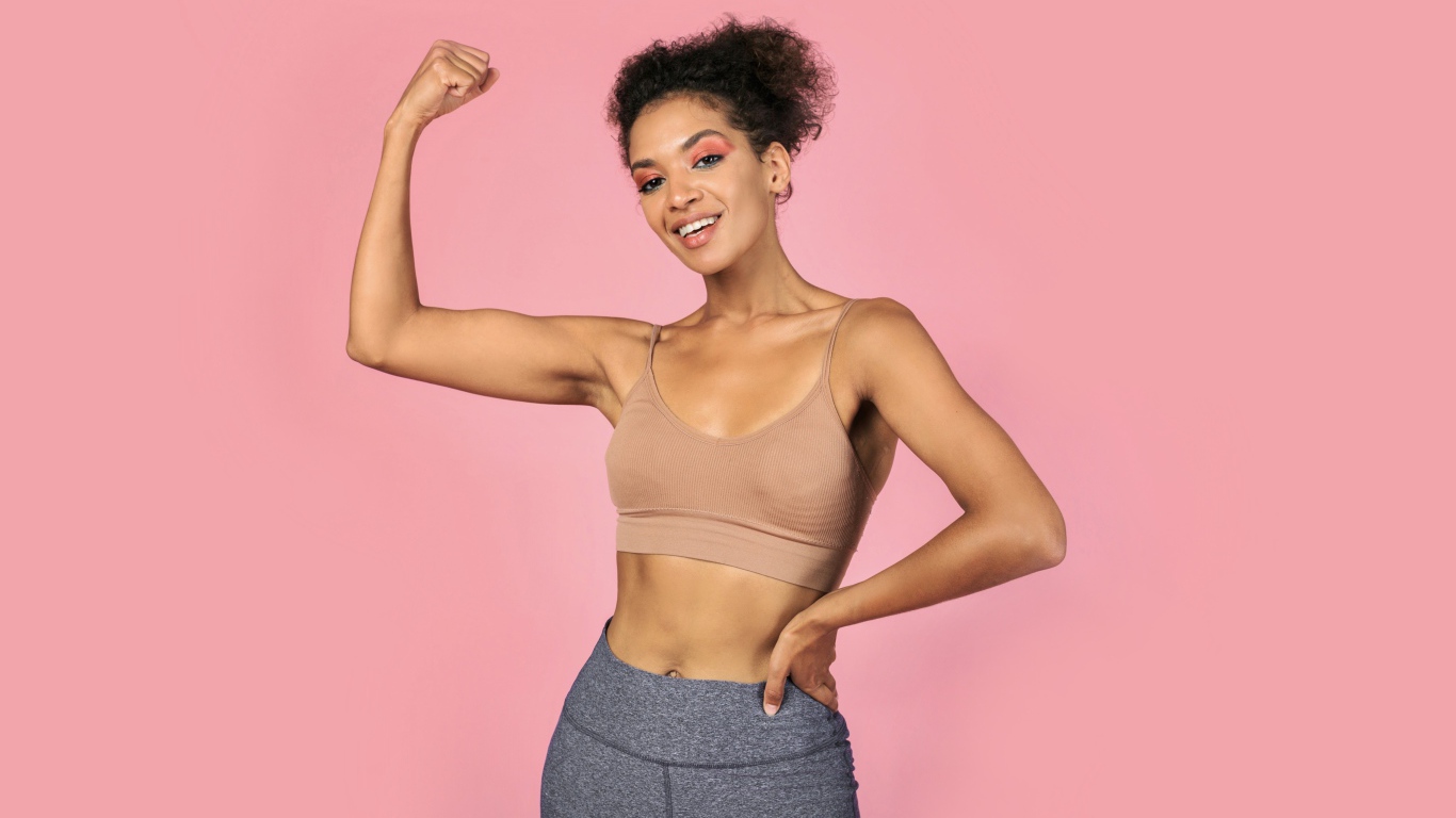 Спортивная девушка на розовом фоне