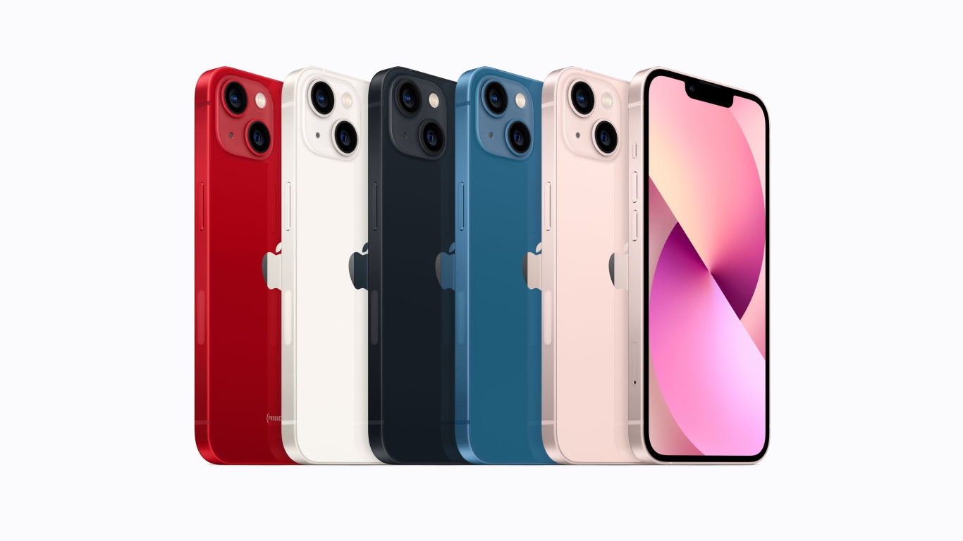 Стильные смартфоны  iPhone 13 на белом фоне