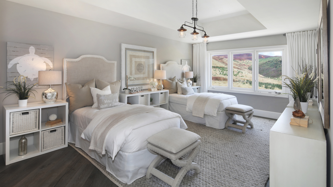 Две кровати в спальне с большим окном