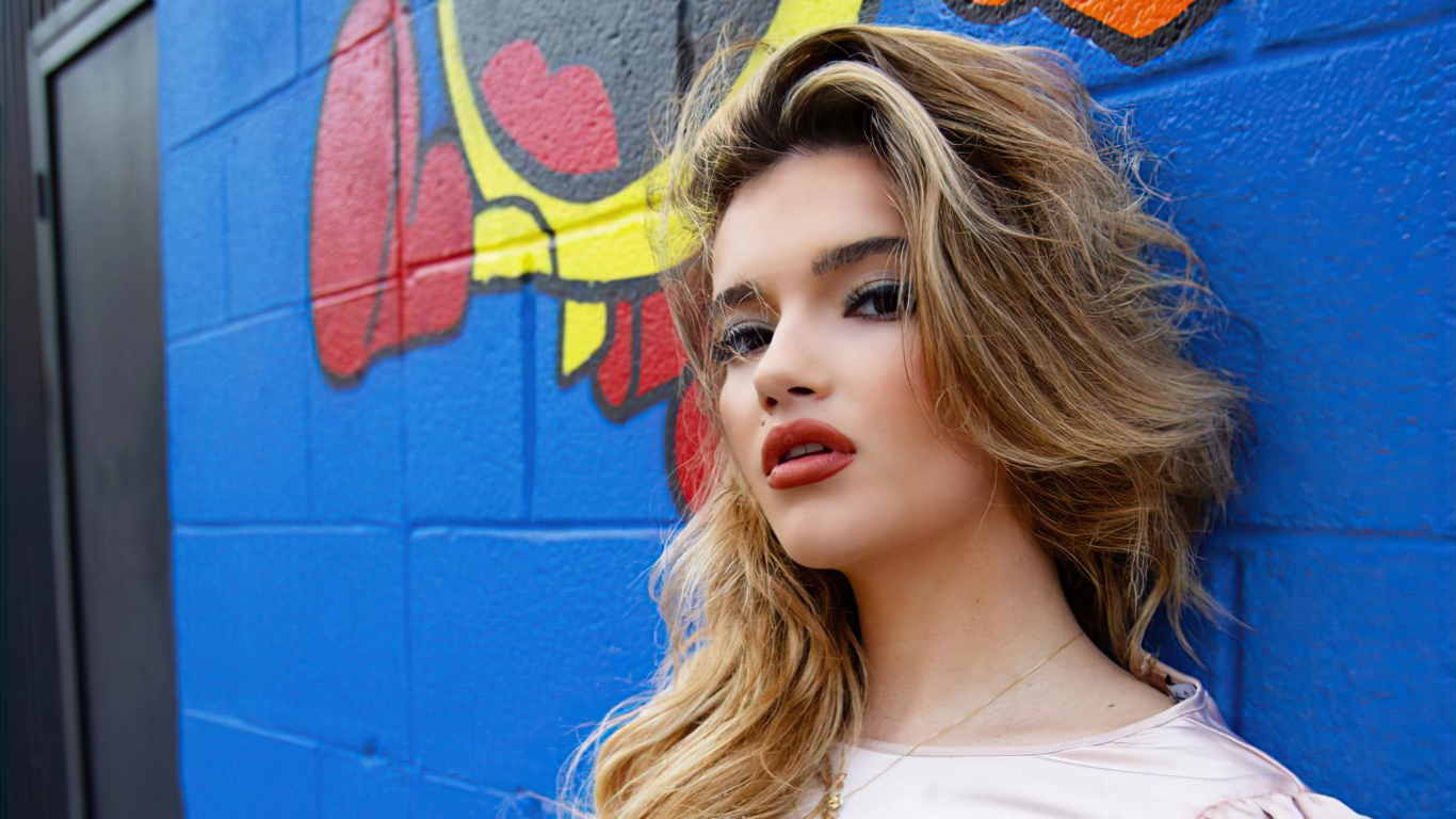 Молодая американская актриса Алексис Джейд Барнетт у стены