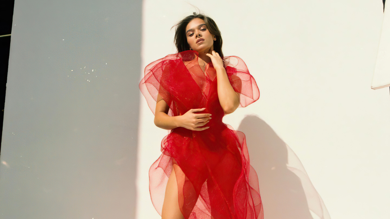 Молодая актриса Хейли Стайнфелд в красном платье