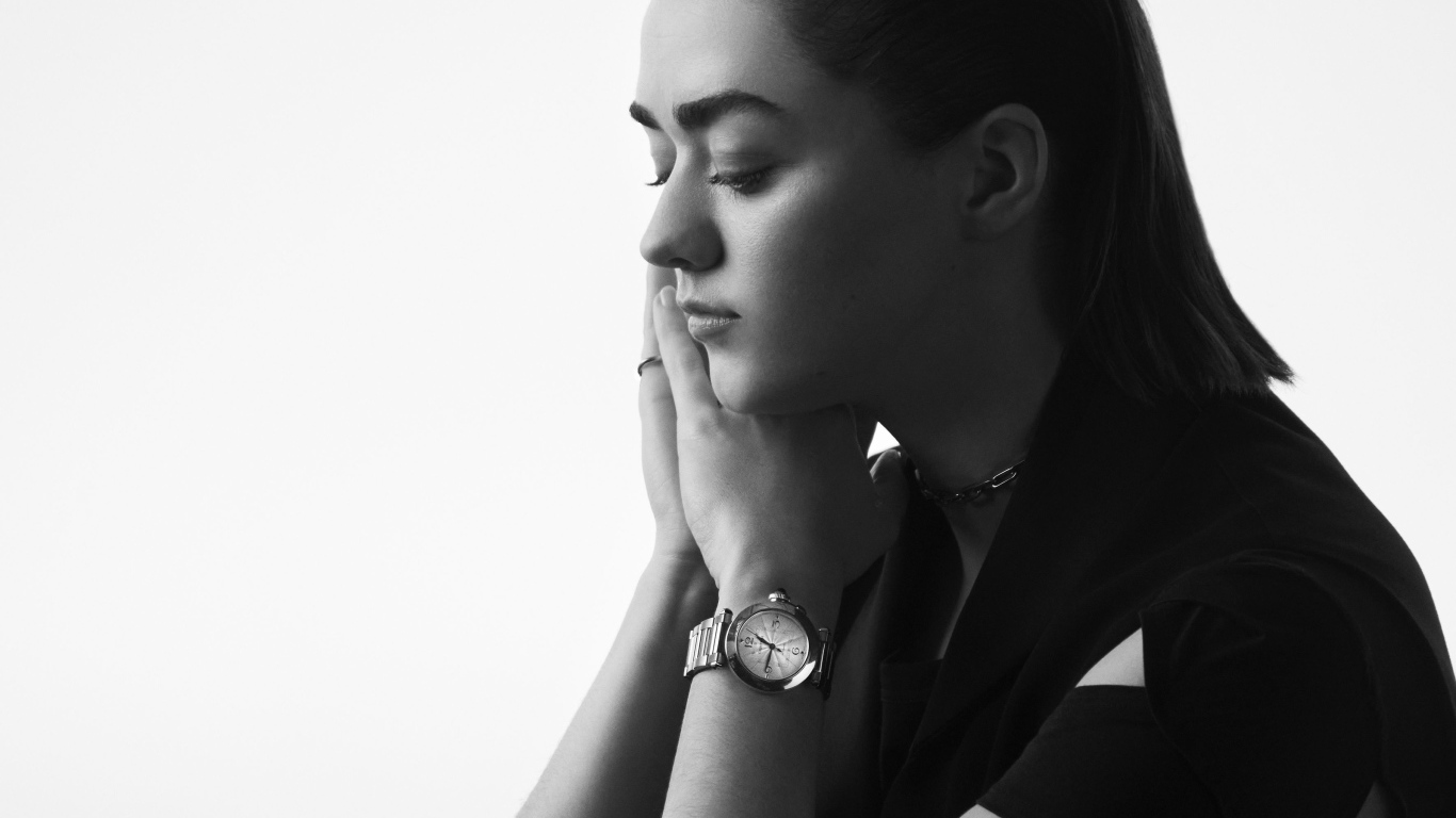 Молодая актриса  Мэйси Уильямс на белом фоне