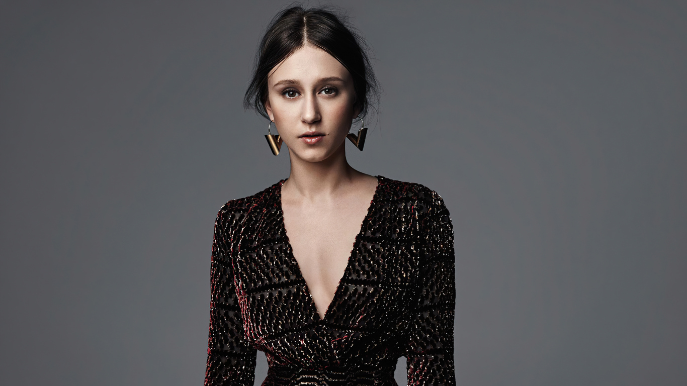 Молодая девушка, американская актриса Таисса Фармига на сером фоне