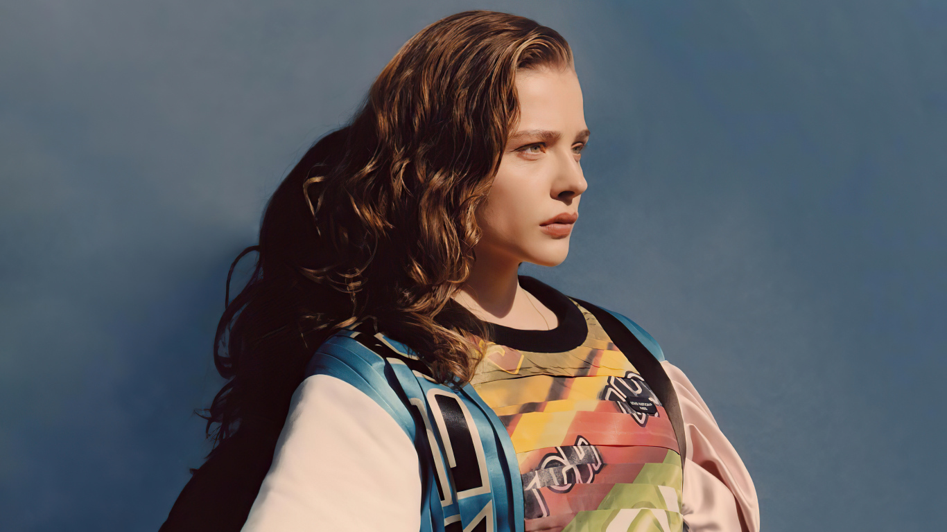 Молодая девушка актриса Хлоя Грейс Морец на сером фоне