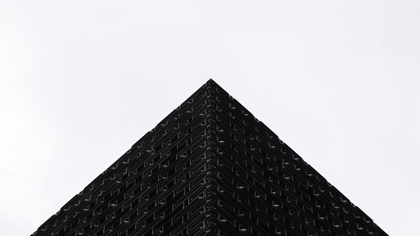 Черная 3д пирамида на белом фоне