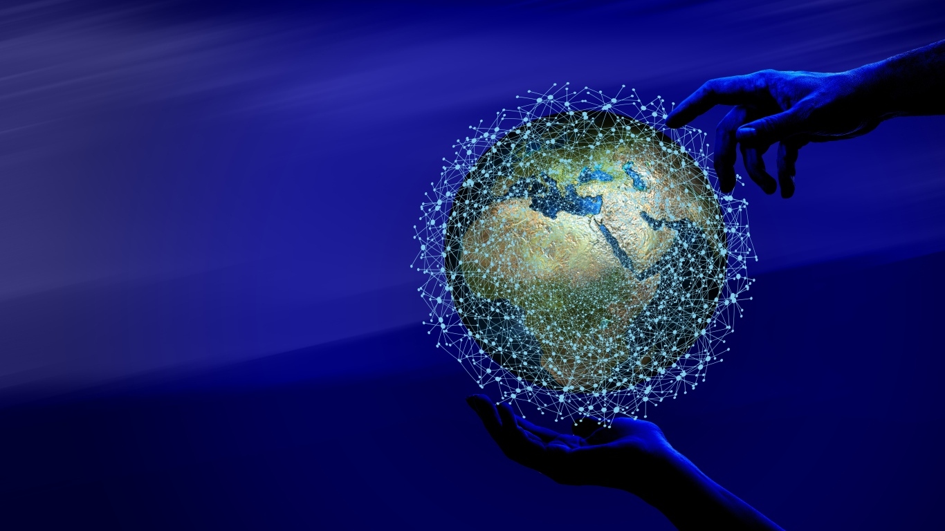 Земля в информационной паутине в руках на синем фоне