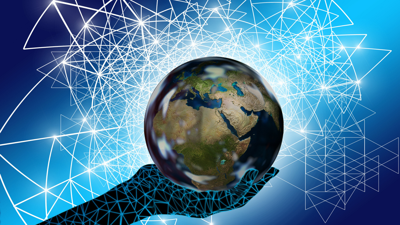 Планета земля на руке в компьютерной паутине
