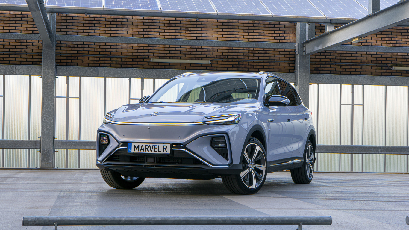 Серебристый автомобиль MG Marvel R 2023 года