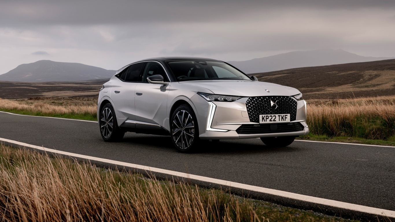 Автомобиль  DS 4 E-Tense Rivoli на дороге