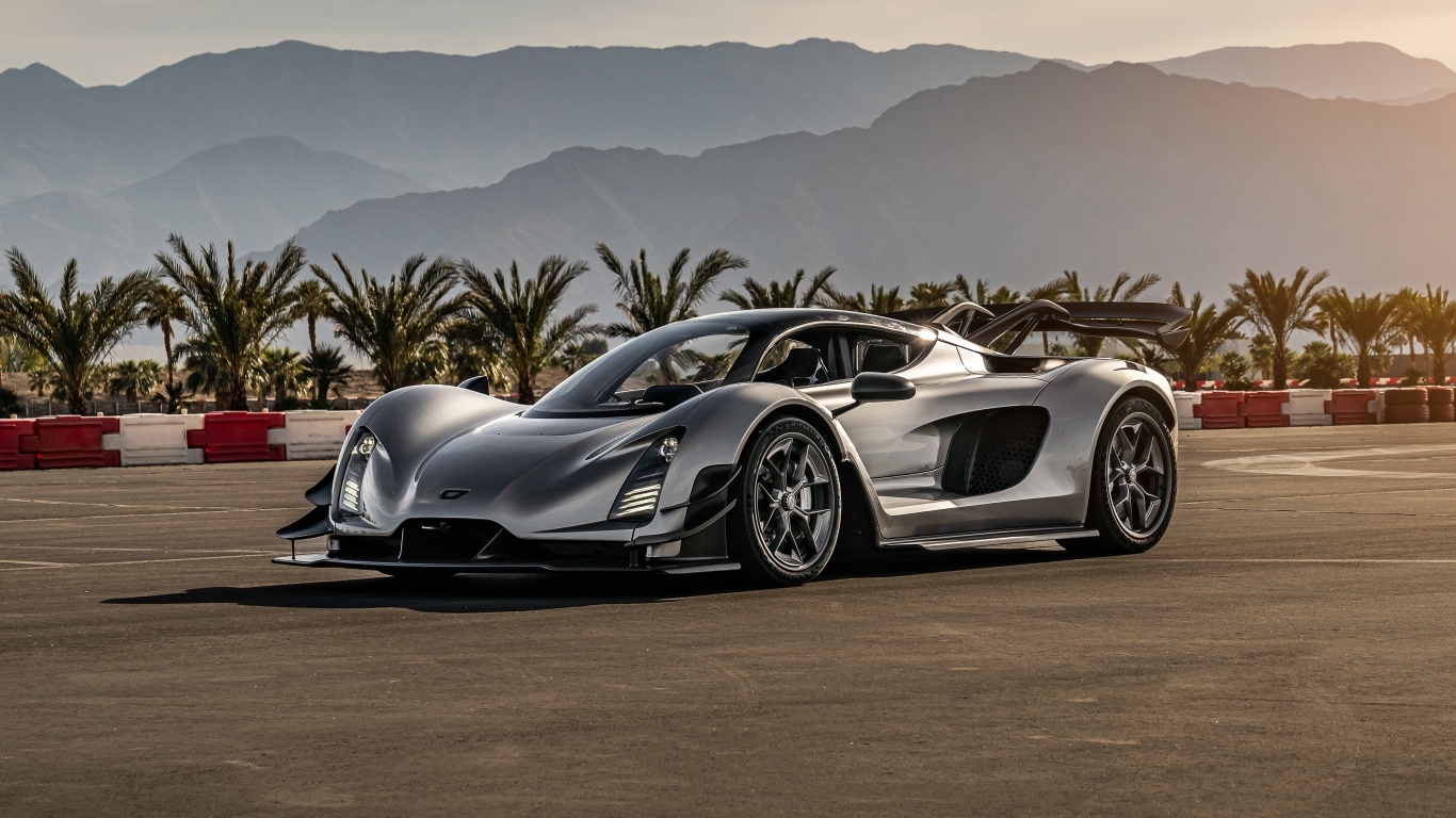 Быстрый автомобиль Czinger 21C на фоне пальм