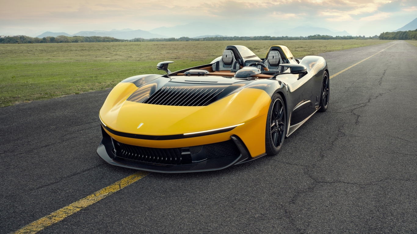 Быстрый дорогой автомобиль Pininfarina B95 Prototipo 2023 года на дороге