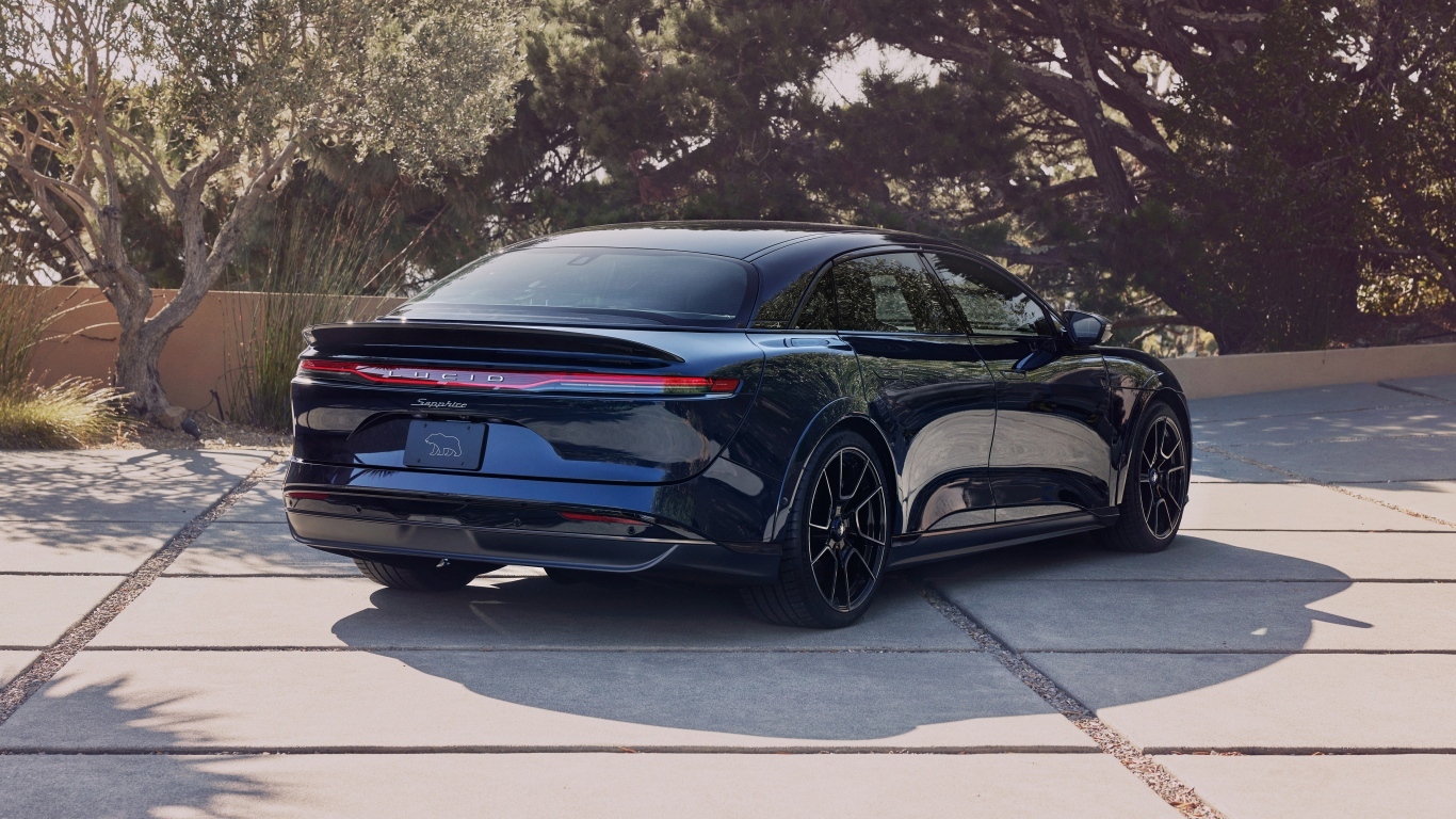 Вид сзади на автомобиль Lucid Air Sapphire 2023  года