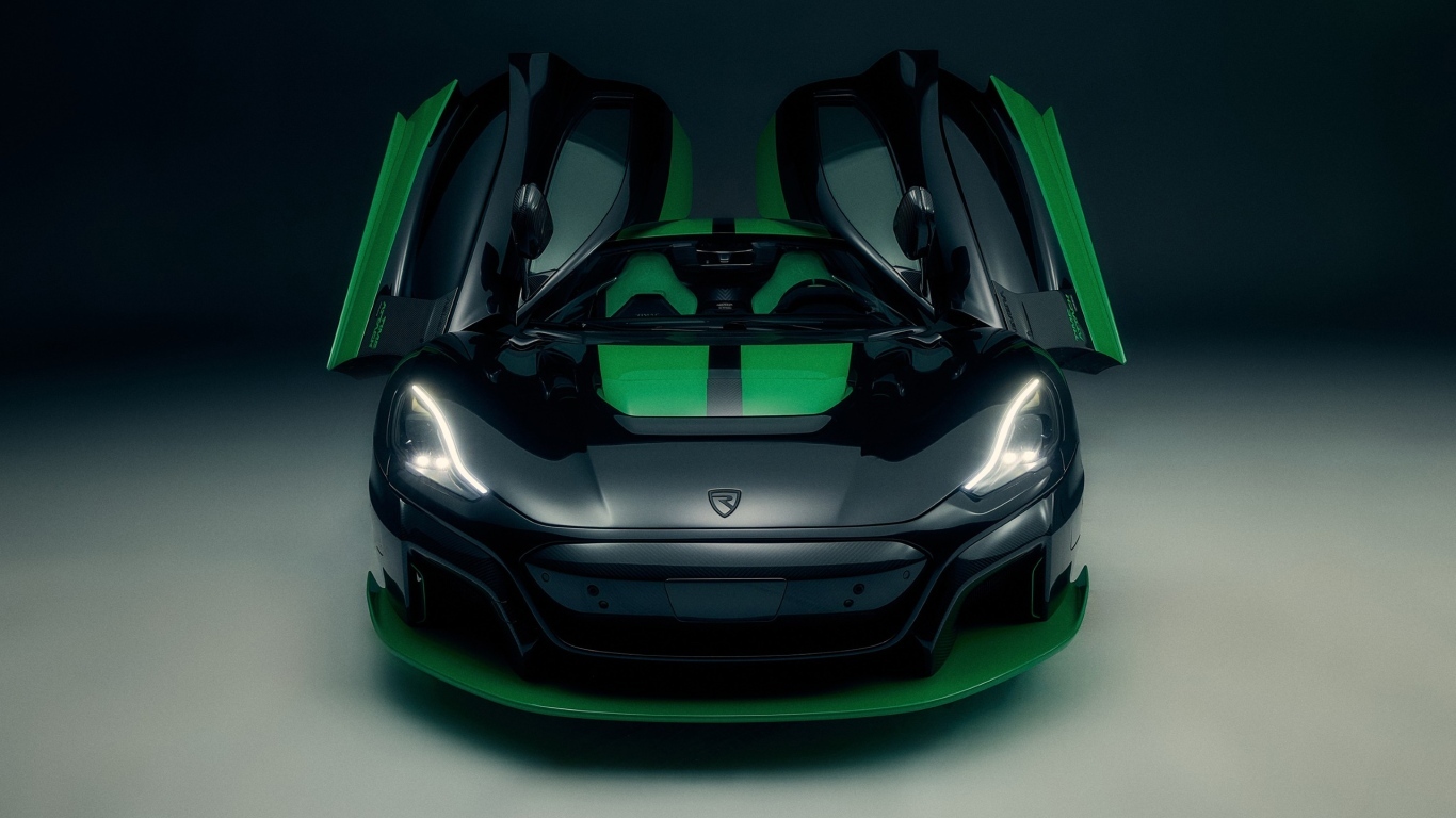 Автомобиль Rimac Nevera Time Attack 2023 с открытыми дверями