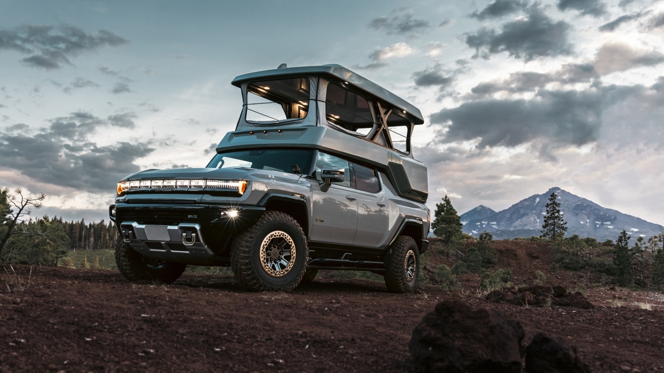 Серебристый внедорожник HUMMER EV EarthCruiser 2024 года