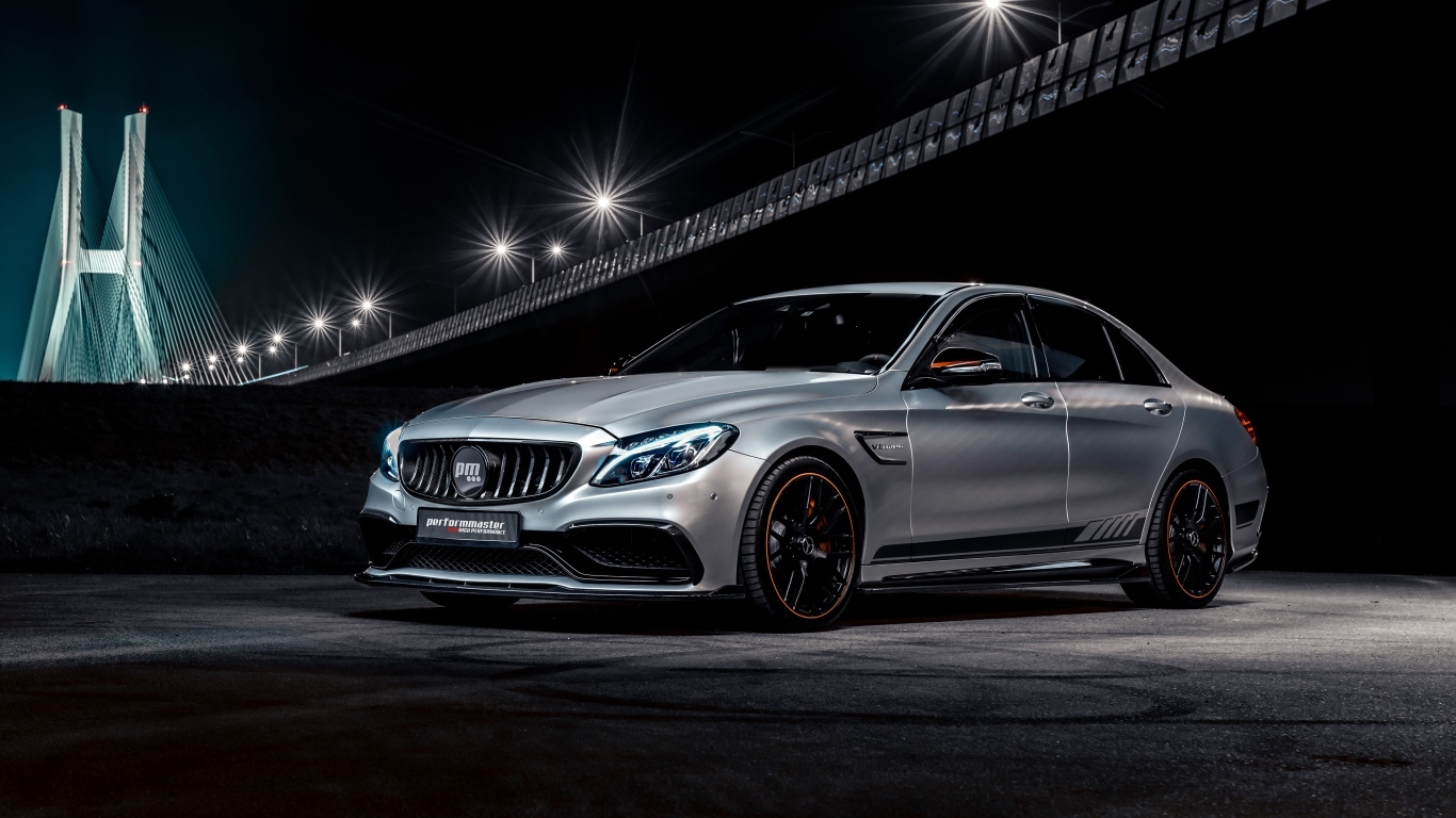 Серебристый автомобиль Performmaster C 63 V8 под мостом