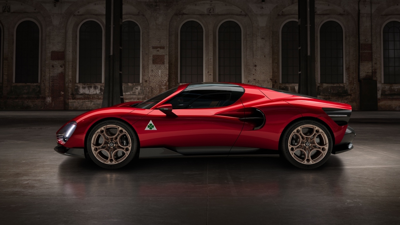 Быстрый автомобиль Alfa Romeo 33 Stradale 2024 года вид сбоку