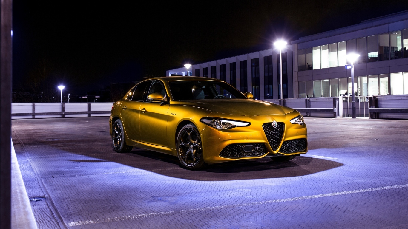 Золотистый автомобиль Alfa Romeo Giulia Veloce Q2