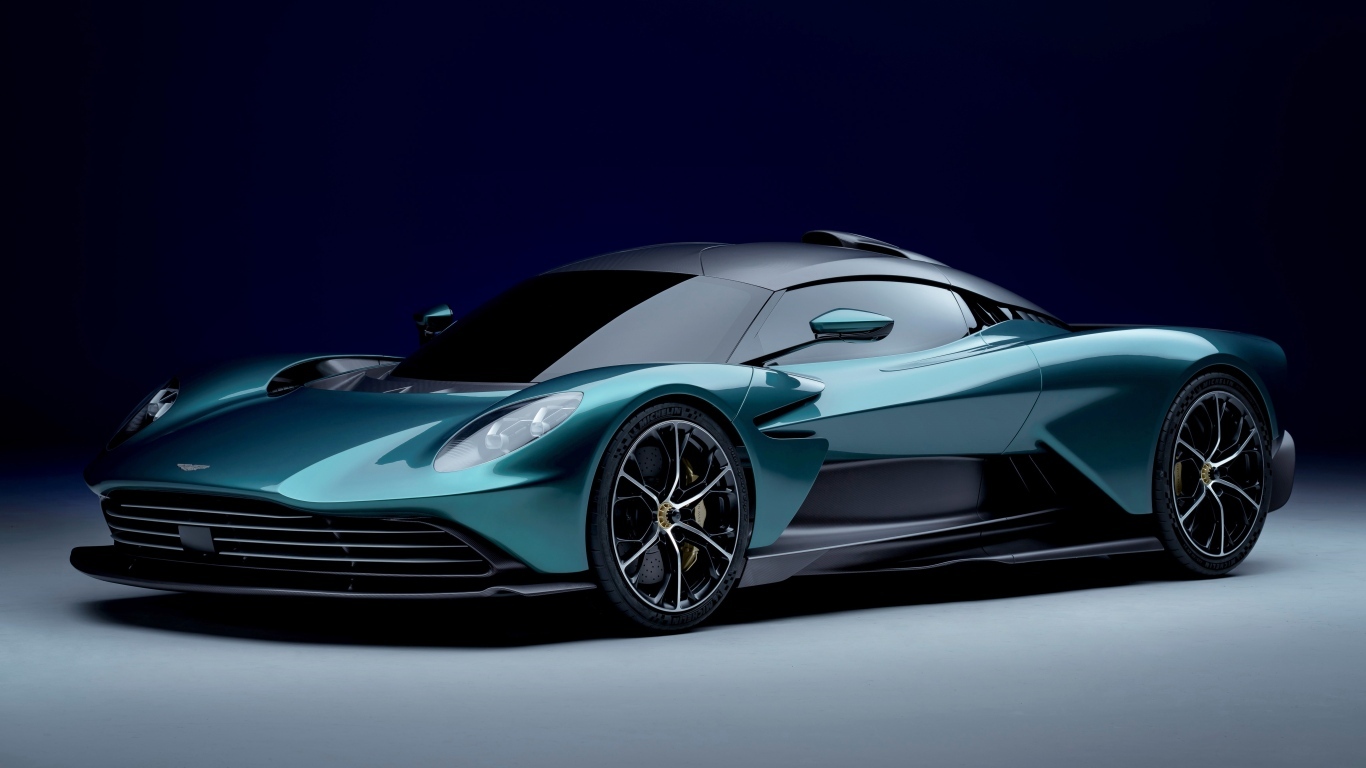 Автомобиль Aston Martin Valhalla 2023 года на сером фоне