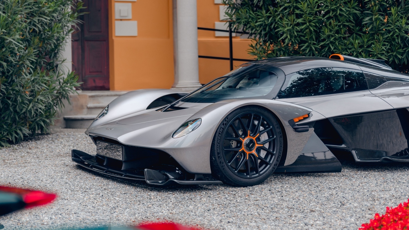 Автомобиль Aston Martin Valkyrie у здания