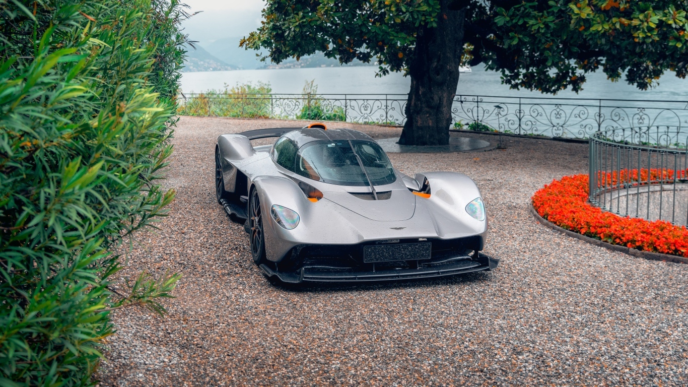 Быстрый автомобиль Aston Martin Valkyrie