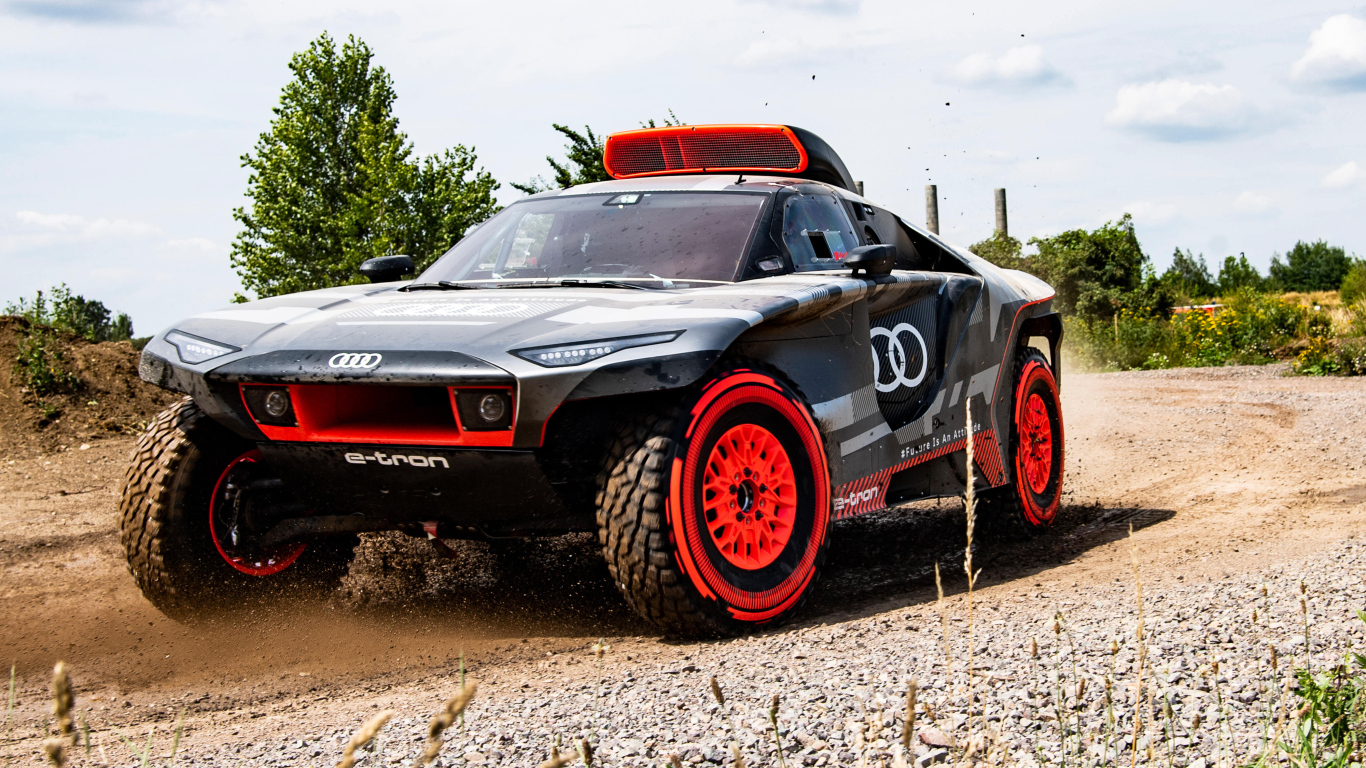 Спортивный внедорожник Audi RS Q E-Tron 2022 года