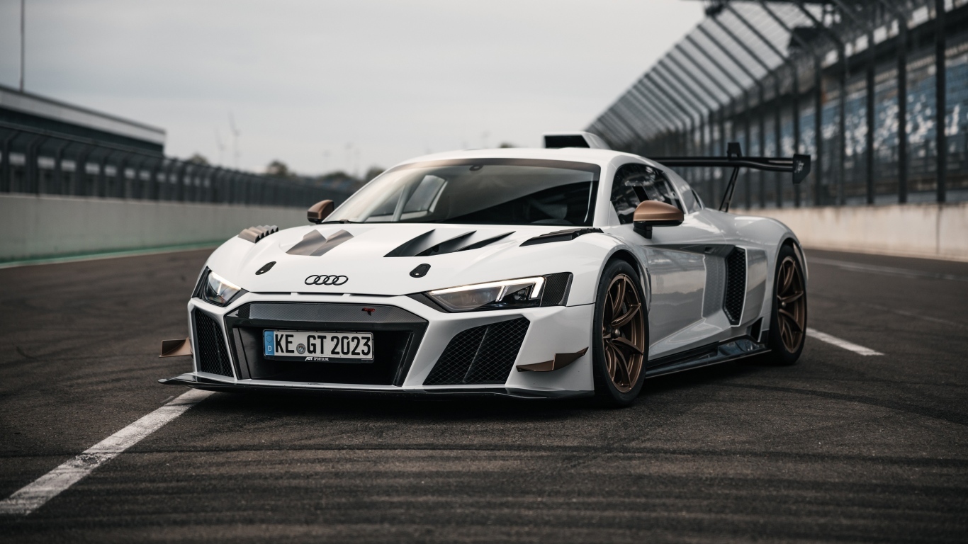 Автомобиль ABT Sportsline XGT Audi R8 LMS GT2 на стадионе