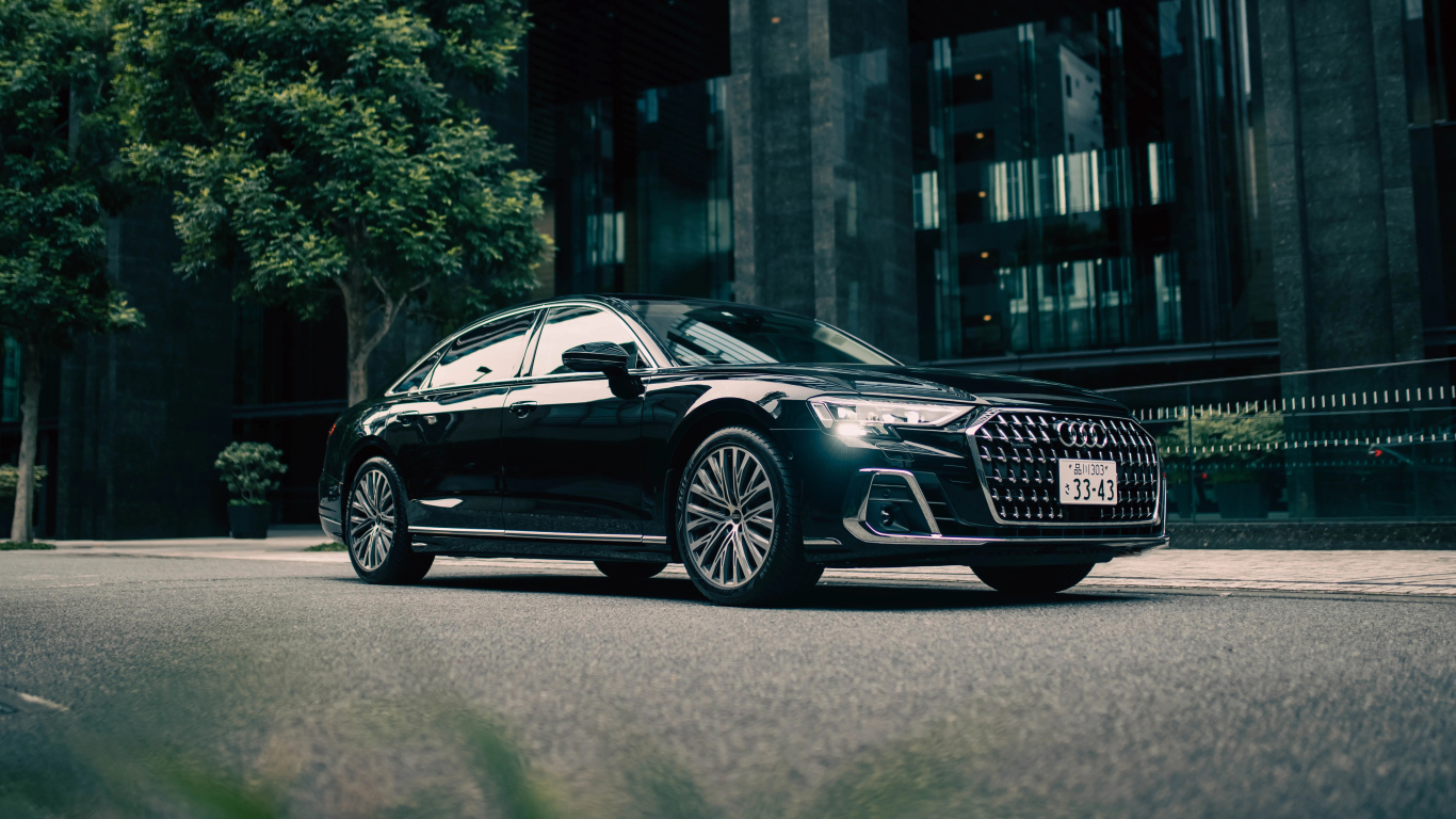 Черный автомобиль Audi A8 L 60 TFSI Quattro у здания