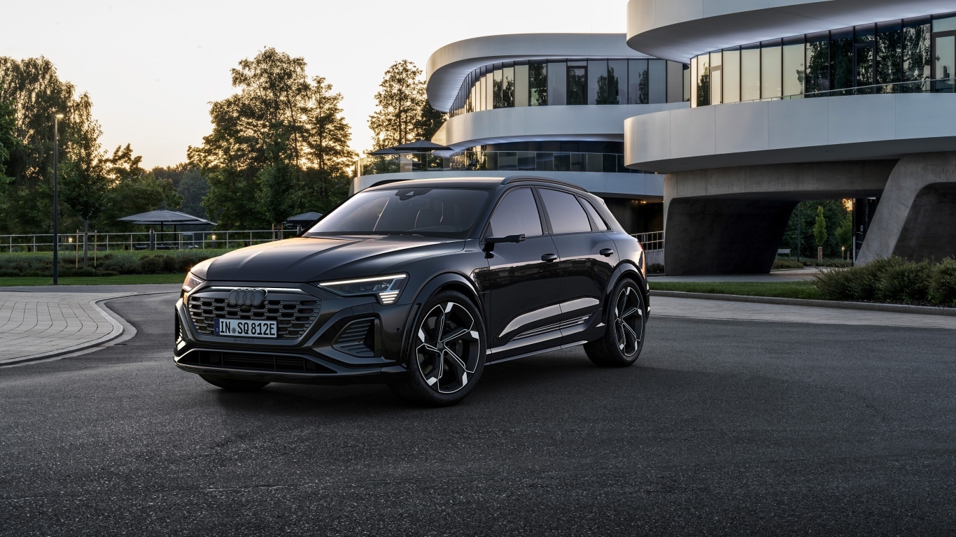 Черный автомобиль Audi Q8 Sportback 55 E-Tron Quattro у дома