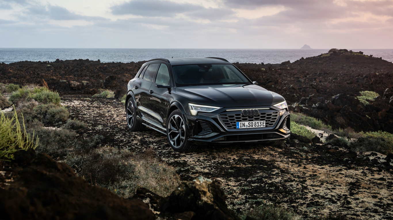 Черный автомобиль Audi SQ8 E-Tron Quattro на бездорожье
