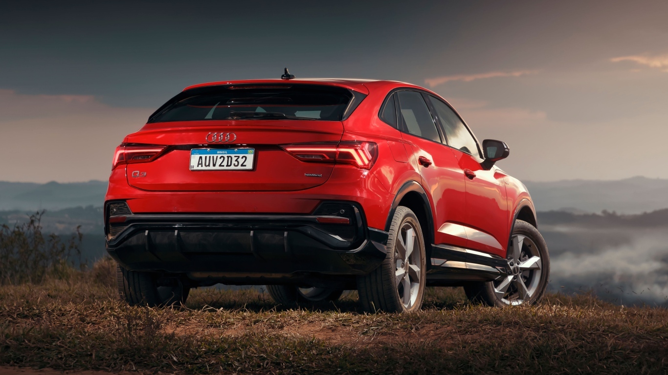 Красный внедорожник Audi Q3 Sportback 2.0 вид сзади