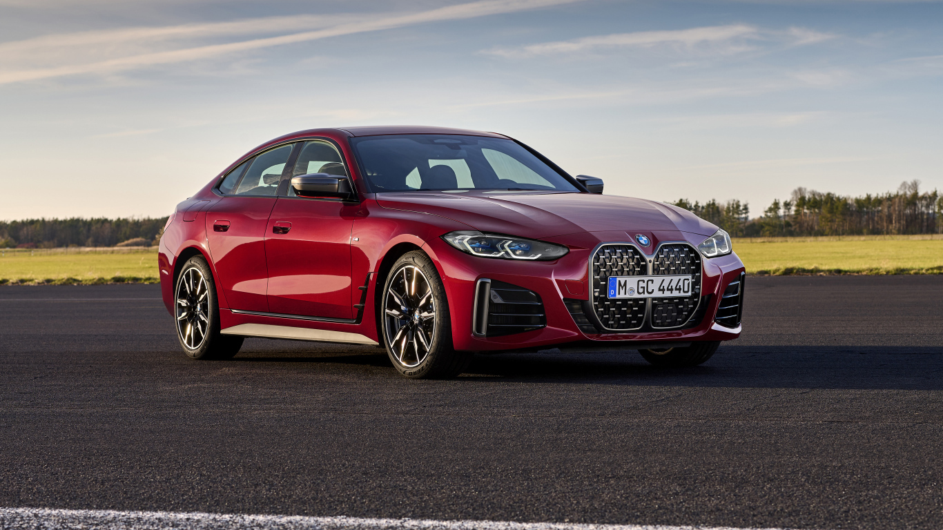 Красный автомобиль BMW M440i XDrive Gran Coupé 2023 года