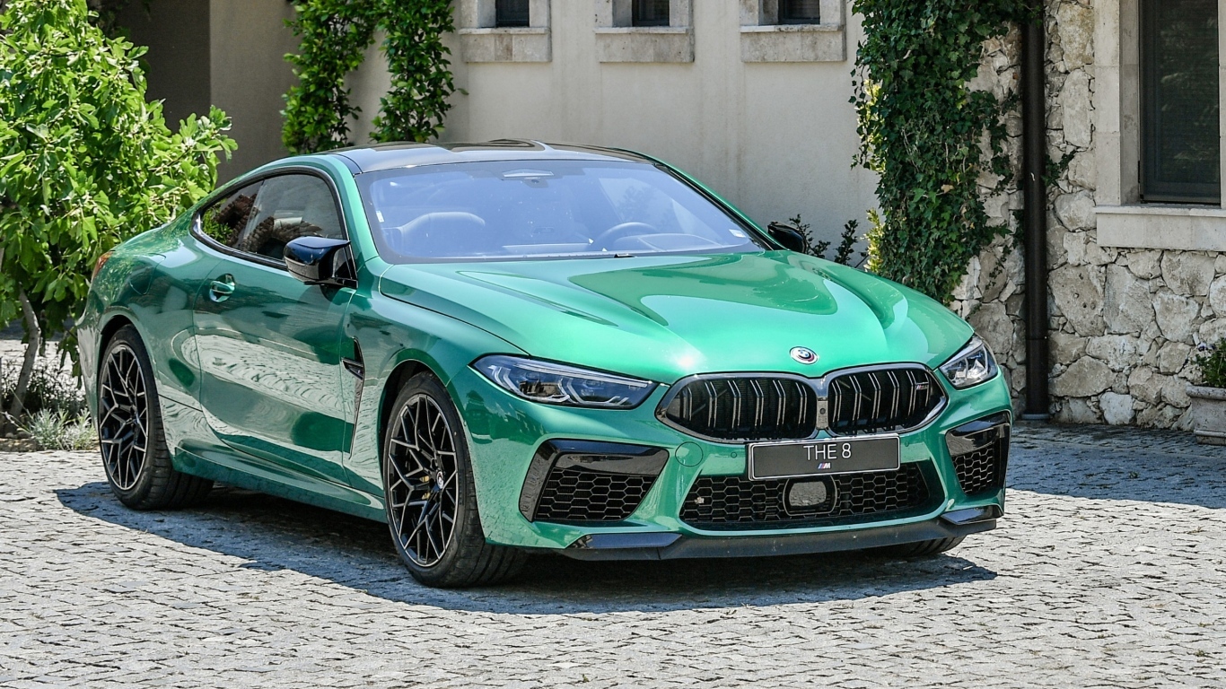 Автомобиль BMW M8