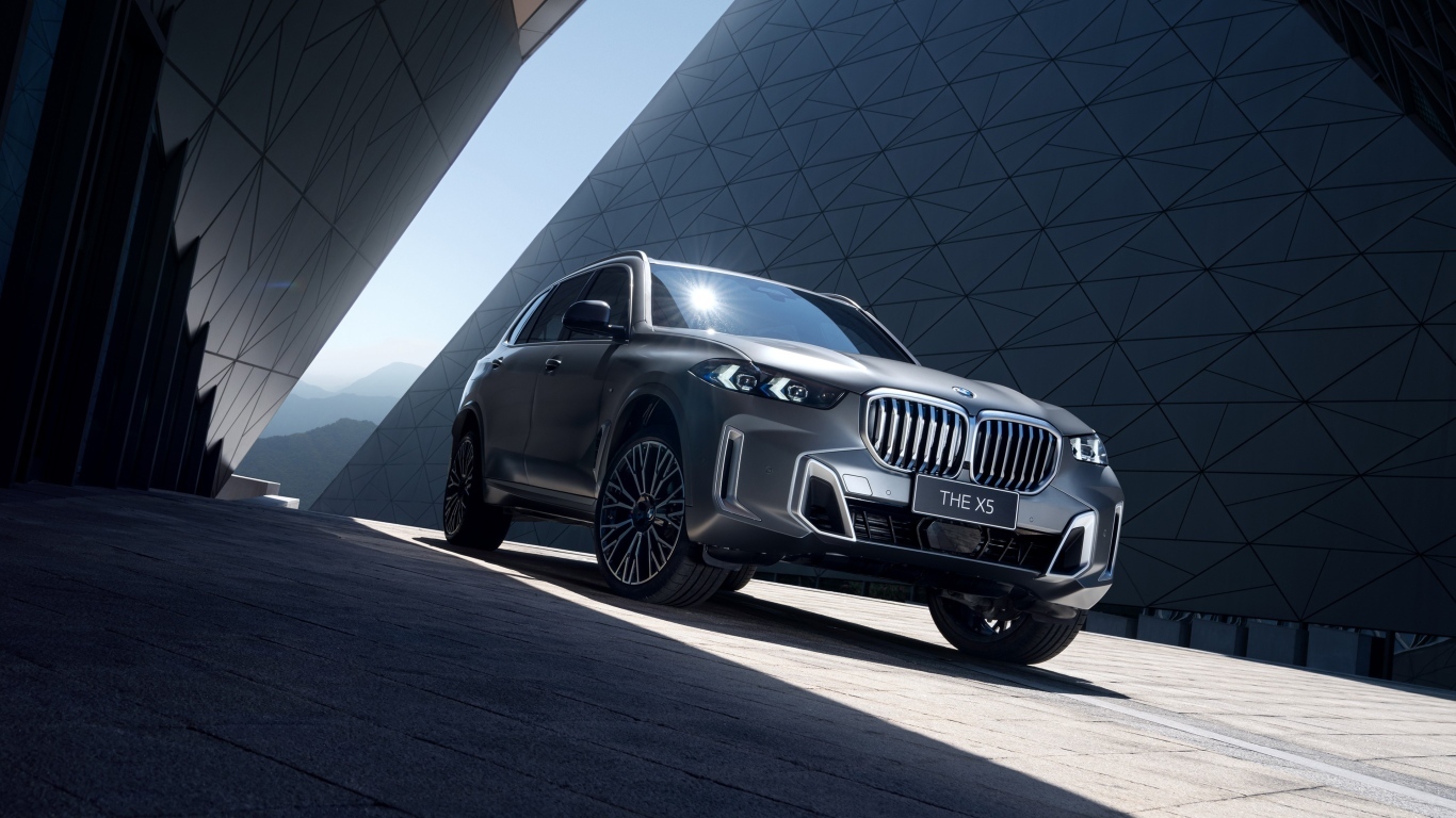 Автомобиль BMW X5 XDrive40Li M Sport 2023 года у здания
