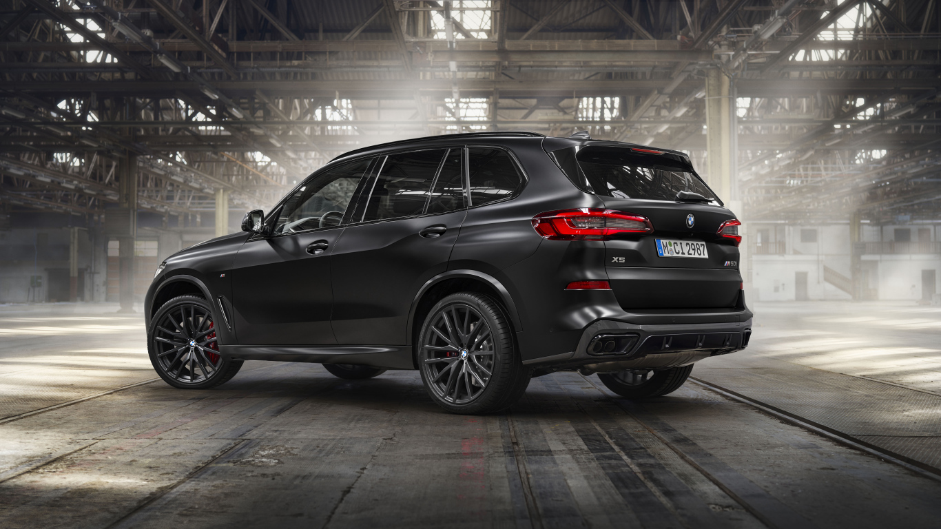 Большой автомобиль BMW X5 M50i, 2023 года вид сзади