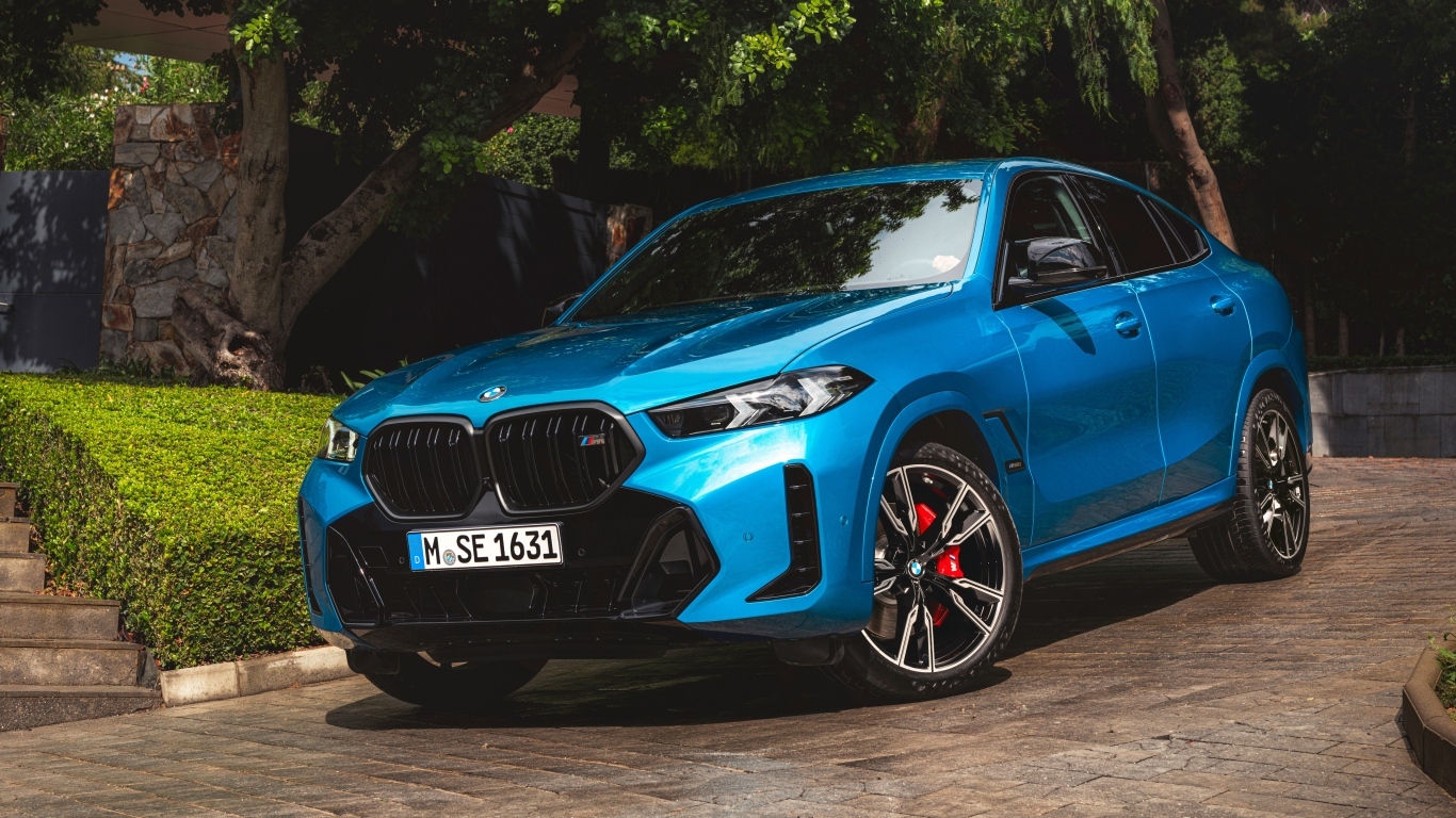 Синий автомобиль BMW X6 M60i XDrive 2023