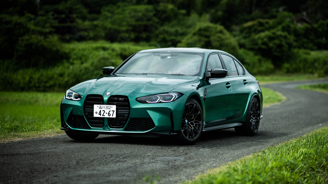 Зеленый  BMW M3 Competition 2021 года в лесу