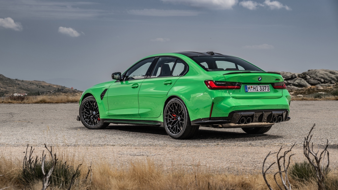 Зеленый BMW M3 CS 2023 вид сзади